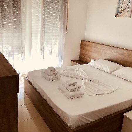 Viktoria'S Apartments Shëngjin Екстериор снимка